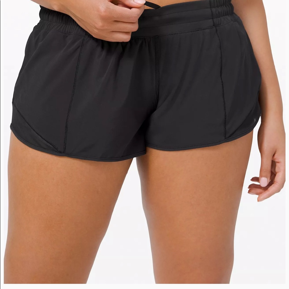 Selling LULULEMON SIZE 6 tall 2.5 HOTTY HOT SHORTS